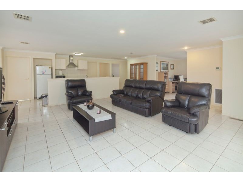 3 STACEY COURT, Endeavour Hills VIC 3802