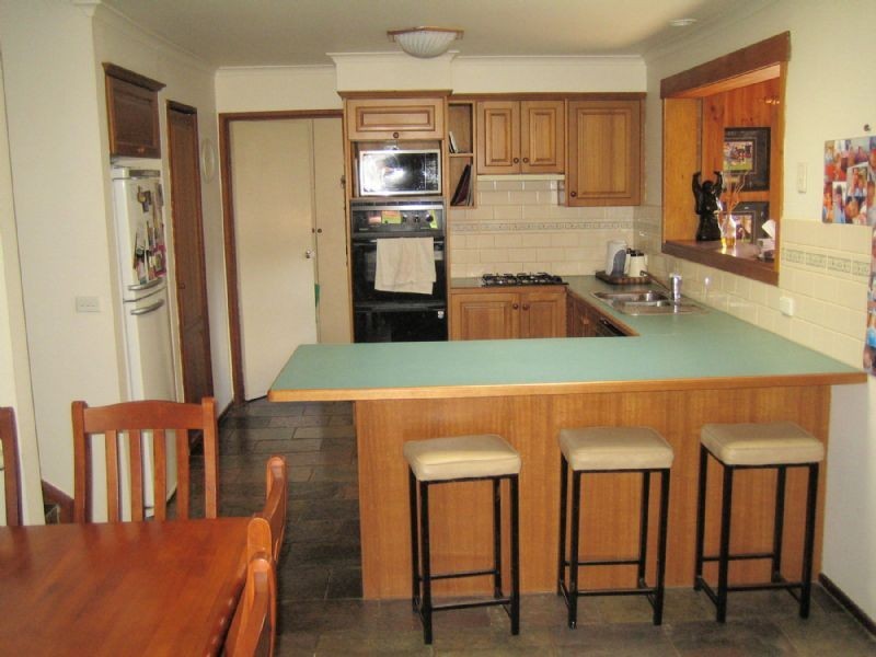 4 DEALBATA AVE, Endeavour Hills VIC 3802