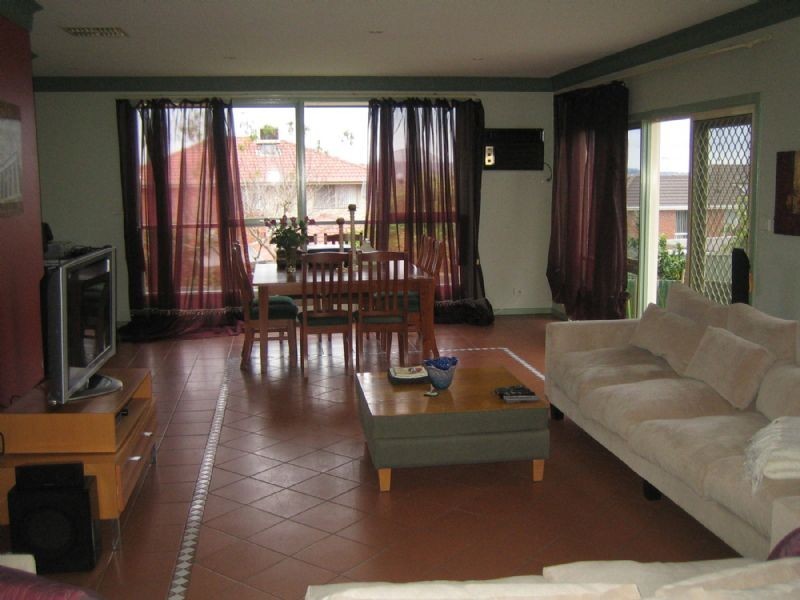 8 RENEE AVE, Endeavour Hills VIC 3802