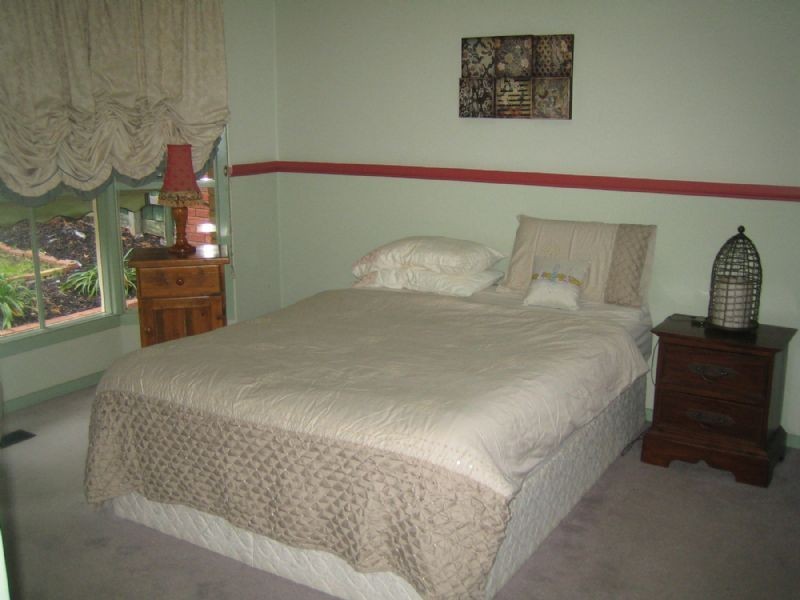 8 RENEE AVE, Endeavour Hills VIC 3802