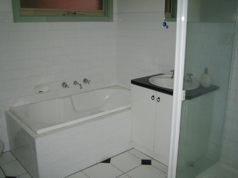 8 RENEE AVE, Endeavour Hills VIC 3802