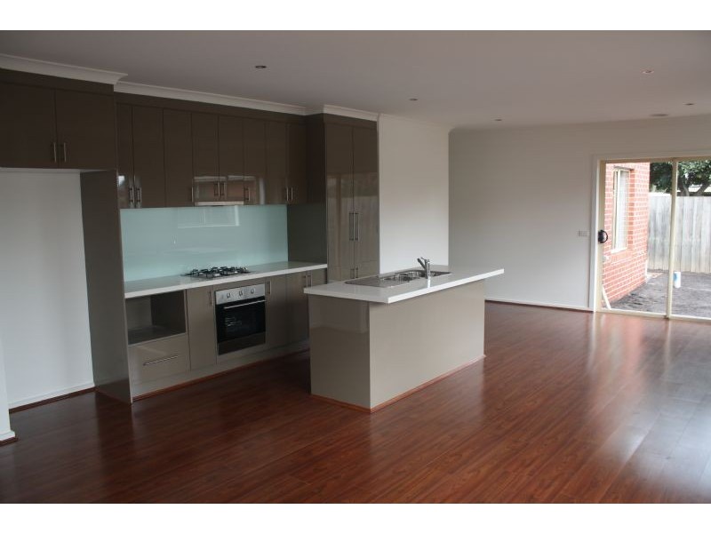 2/8 COOTAMUNDRA ST, Doveton VIC 3177