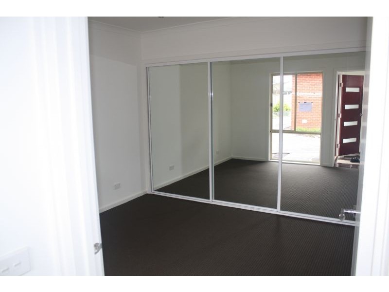 2/8 COOTAMUNDRA ST, Doveton VIC 3177