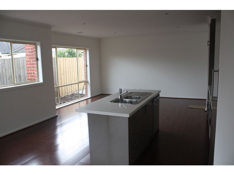 2/8 COOTAMUNDRA ST, Doveton VIC 3177