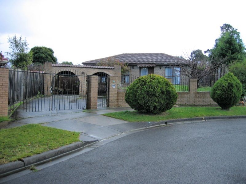 18 WILLIAM PERRY CLOSE, Endeavour Hills VIC 3802
