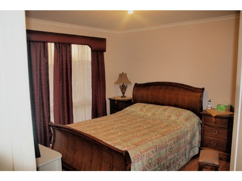 6 LAURISTON DVE, Endeavour Hills VIC 3802