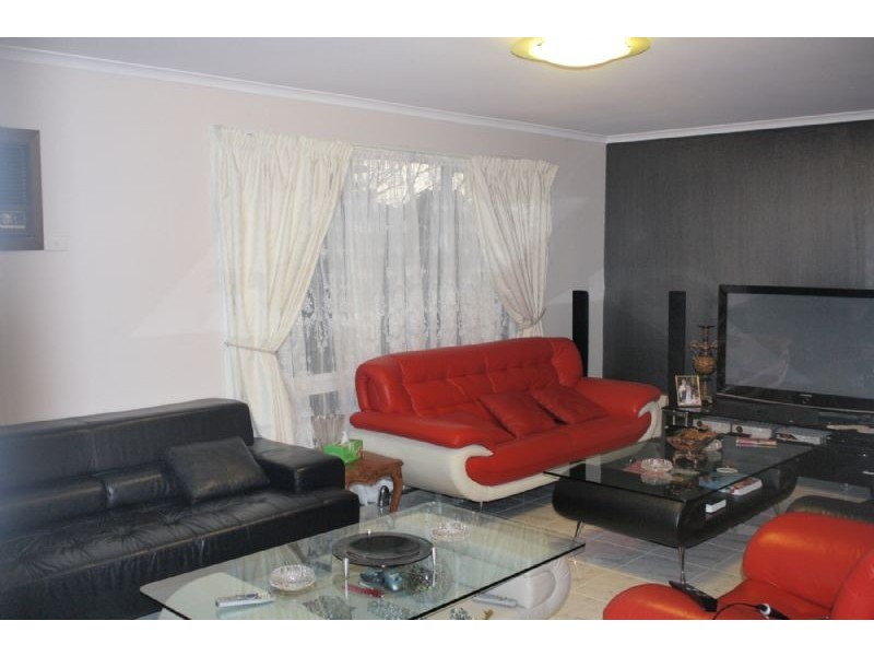 6 LAURISTON DVE, Endeavour Hills VIC 3802