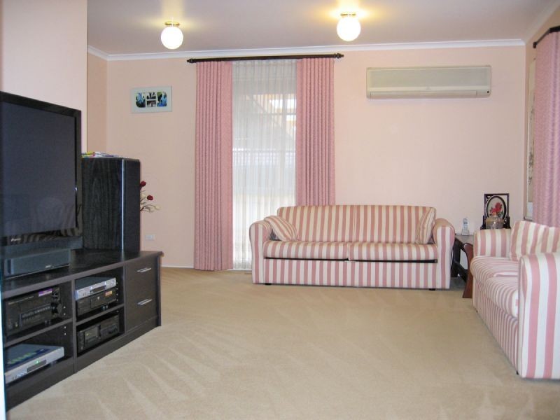 1 HEYWOOD CL, Dandenong North VIC 3175