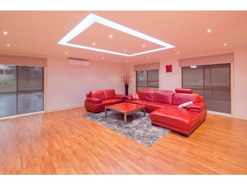 15 NICHOLSON CL, Endeavour Hills VIC 3802