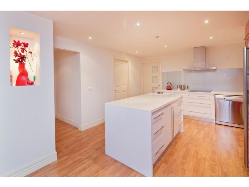 15 NICHOLSON CL, Endeavour Hills VIC 3802