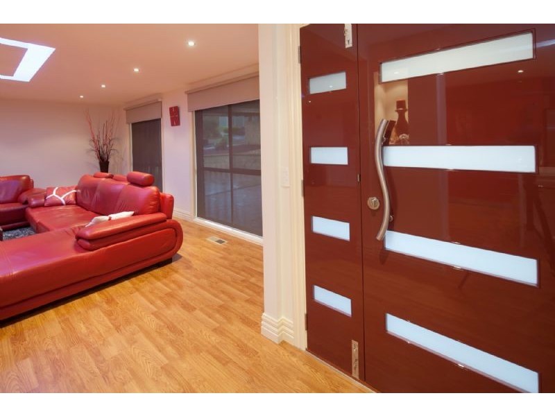 15 NICHOLSON CL, Endeavour Hills VIC 3802