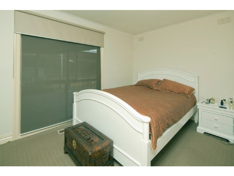 15 NICHOLSON CL, Endeavour Hills VIC 3802