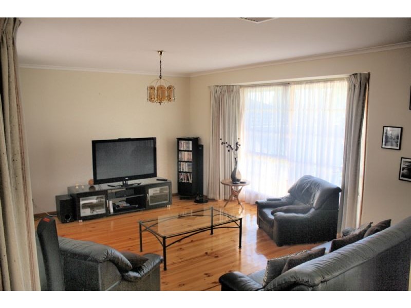 21 WEEDEN CRES, Hallam VIC 3803