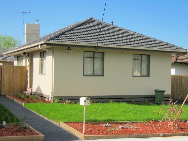 1/8 TRISTANIA STREET, Doveton VIC 3177