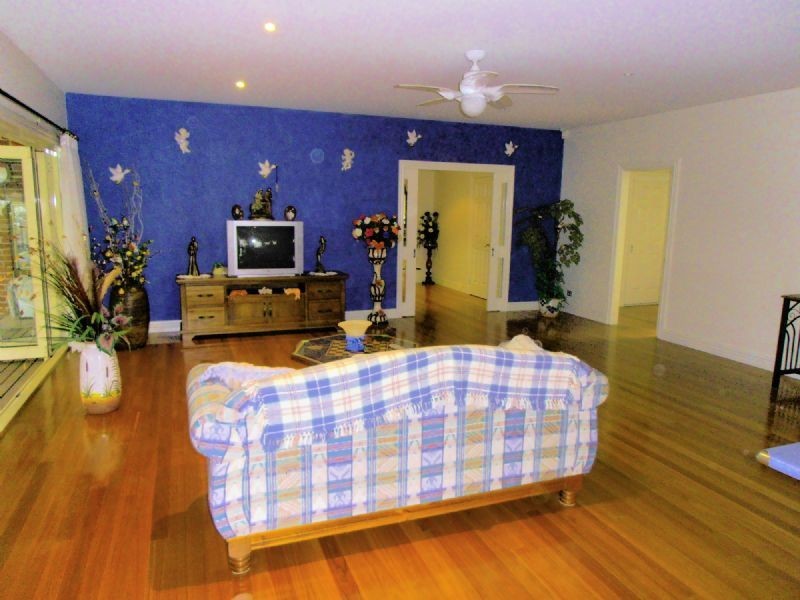 4 SUNNYSIDE AVENUE, Dandenong VIC 3175