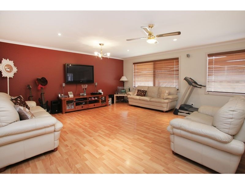 13 REDLEAP CRT, Endeavour Hills VIC 3802