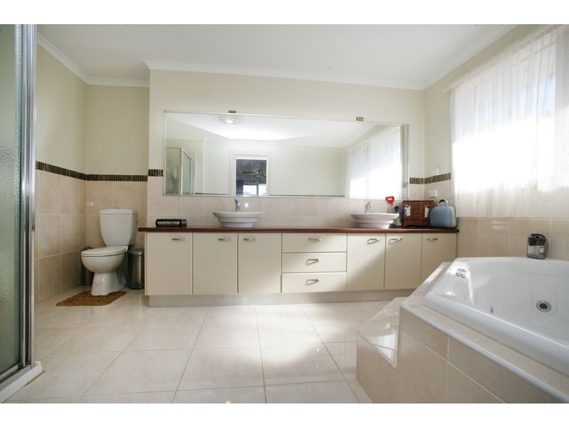 13 REDLEAP CRT, Endeavour Hills VIC 3802