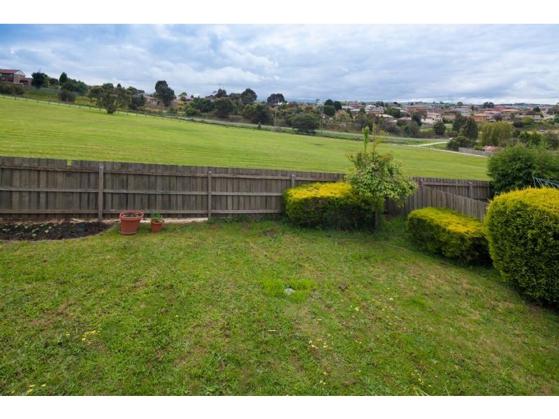 10 SIR HAROLD CL, Endeavour Hills VIC 3802