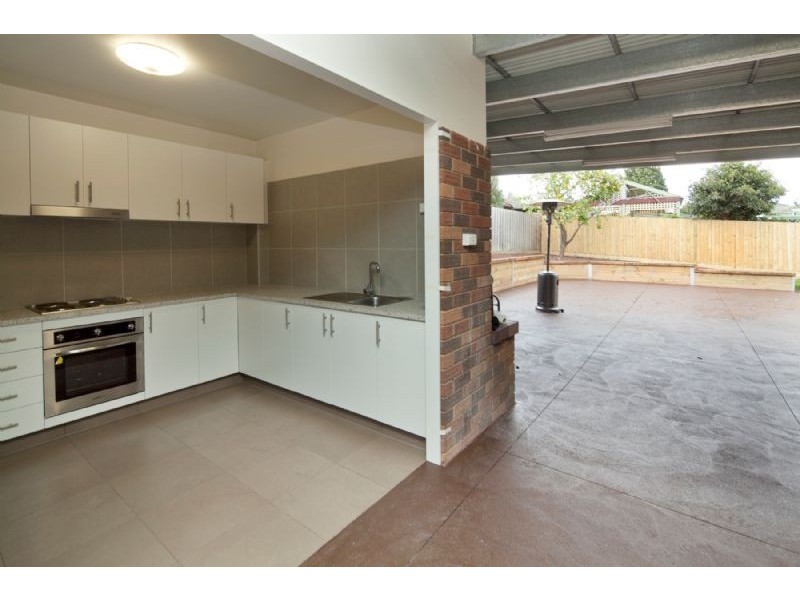 15 NICHOLSON CL, Endeavour Hills VIC 3802