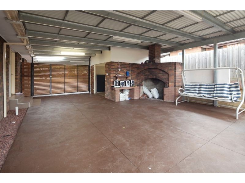 15 NICHOLSON CL, Endeavour Hills VIC 3802