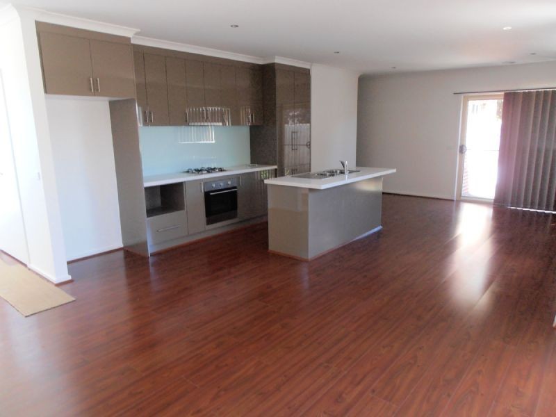 2/8 COOTAMUNDRA ST, Doveton VIC 3177