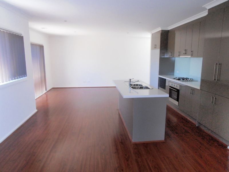 2/8 COOTAMUNDRA ST, Doveton VIC 3177