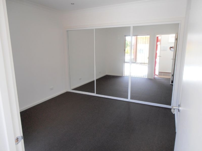 2/8 COOTAMUNDRA ST, Doveton VIC 3177