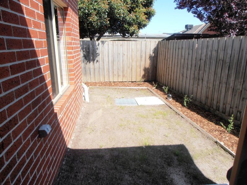 2/8 COOTAMUNDRA ST, Doveton VIC 3177