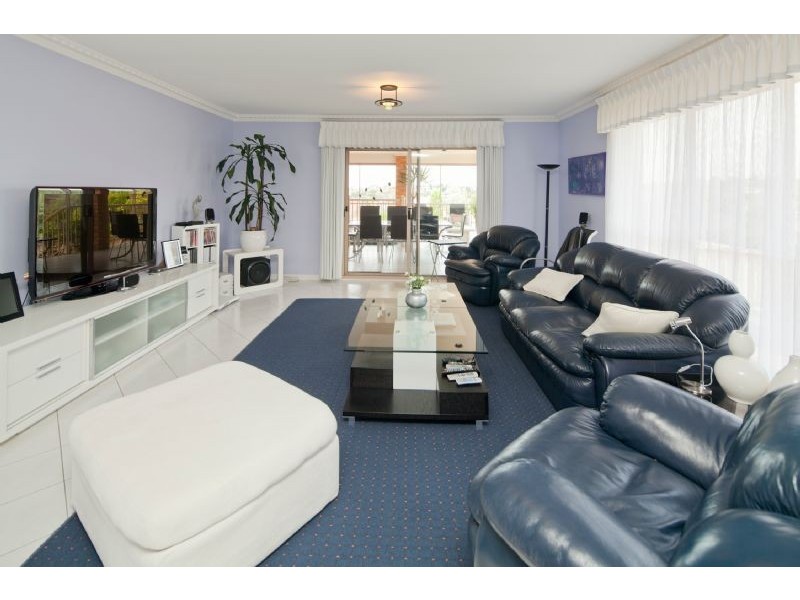 25 BARNSLEY DVE, Endeavour Hills VIC 3802