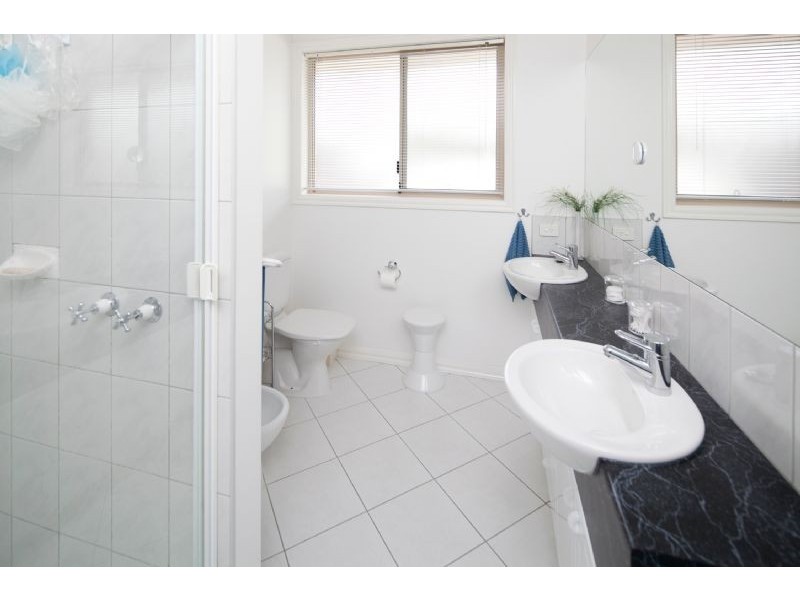 25 BARNSLEY DVE, Endeavour Hills VIC 3802