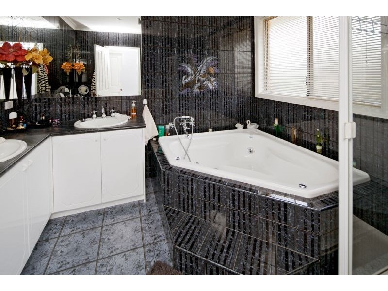 25 BARNSLEY DVE, Endeavour Hills VIC 3802