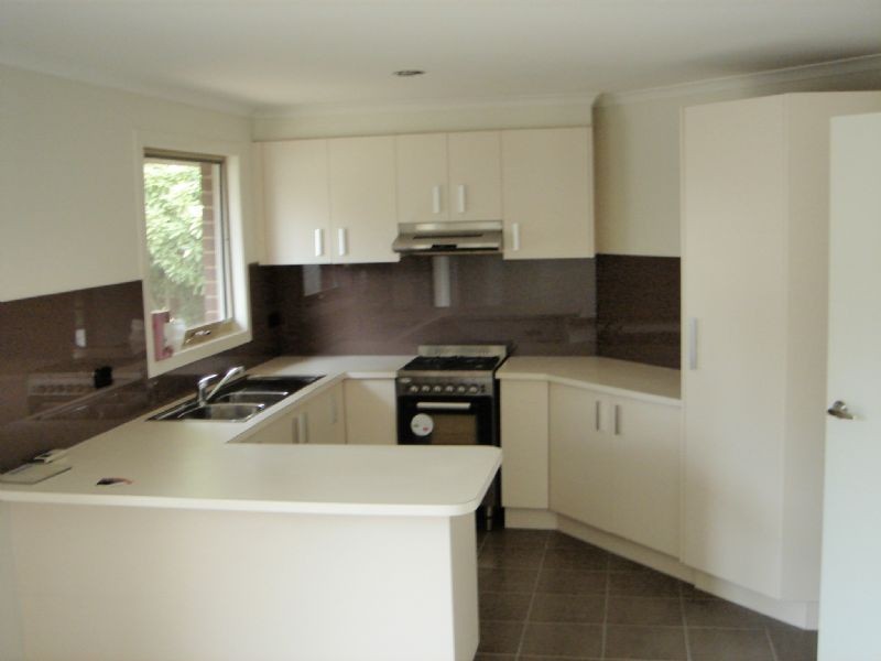 2/13 EILDON RD, Endeavour Hills VIC 3802