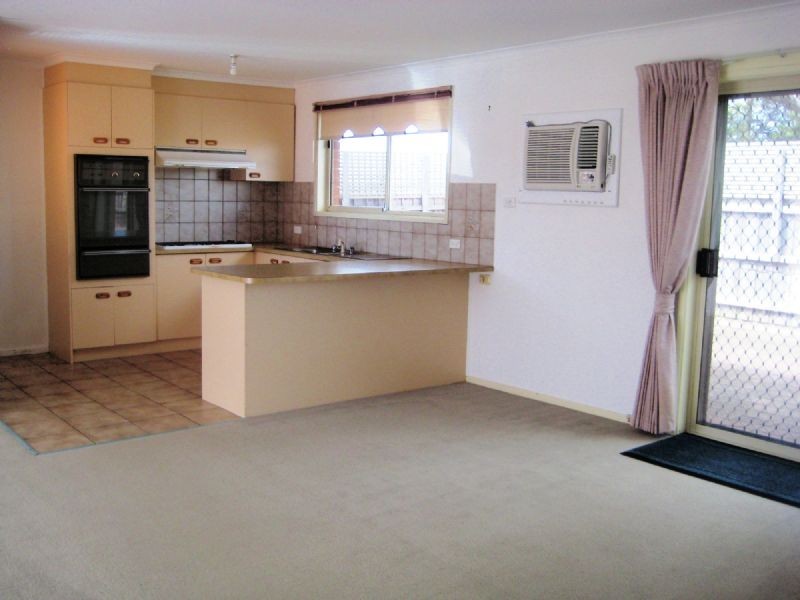 2/17 PARKVIEW CLOSE, Dandenong VIC 3175