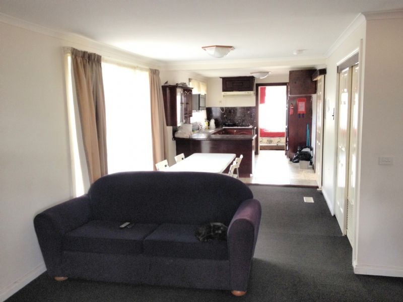 8 EDDINGTON PL, Endeavour Hills VIC 3802