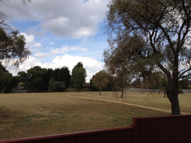 8 EDDINGTON PL, Endeavour Hills VIC 3802