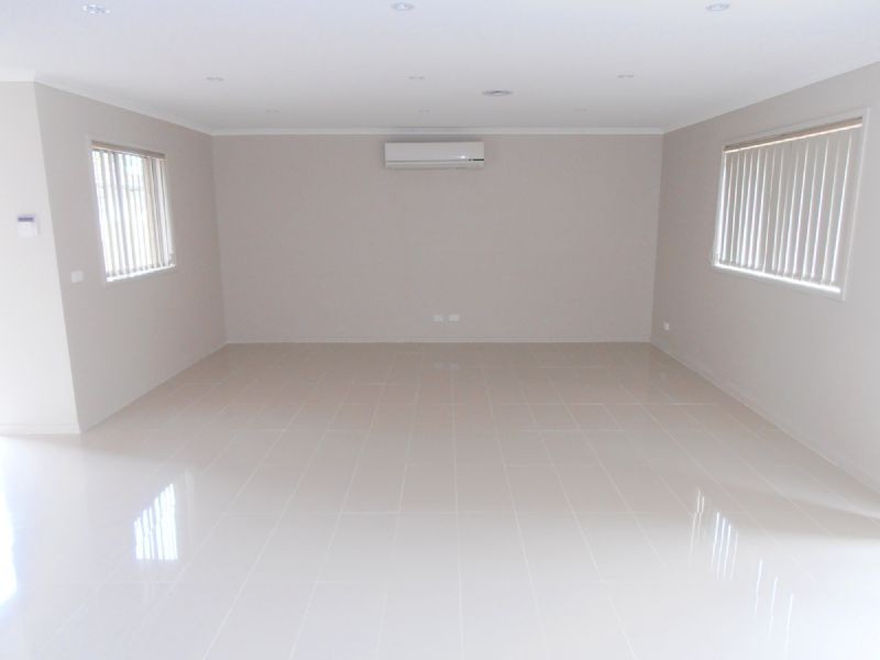 2/8 TRISTANIA ST, Doveton VIC 3177