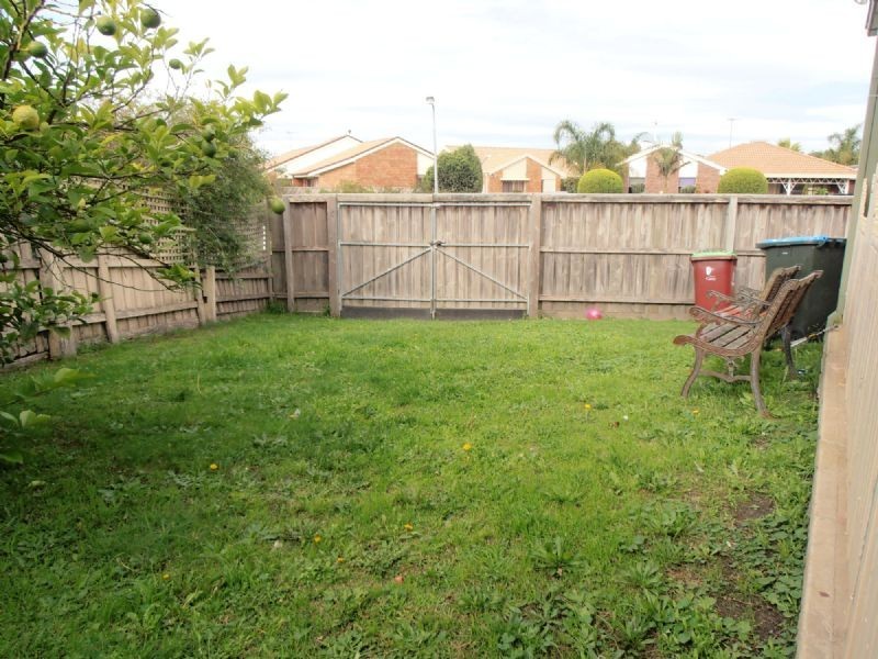 1/32 John Hunter Drive, Endeavour Hills VIC 3802