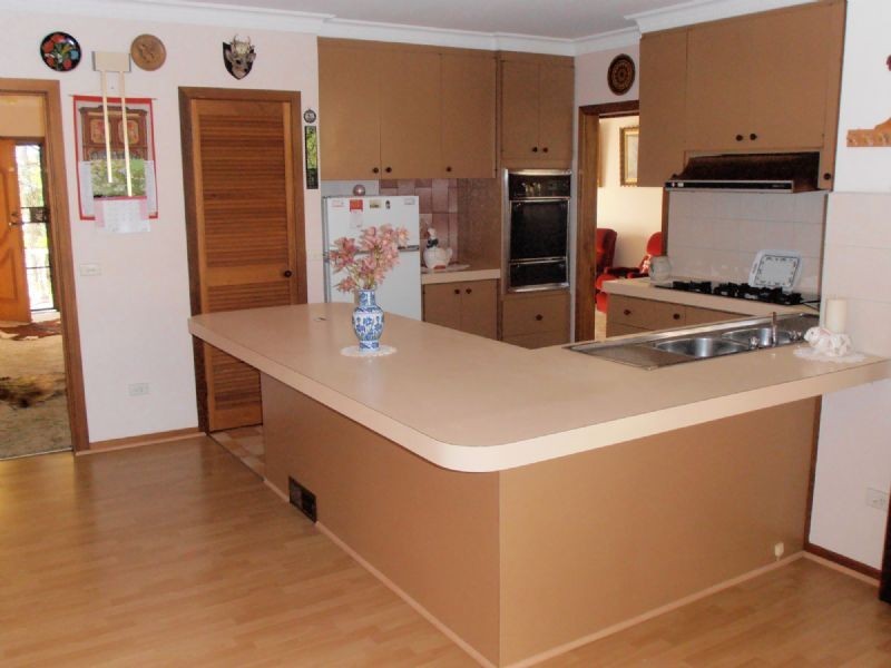 16 DAMPIER COURT, Endeavour Hills VIC 3802