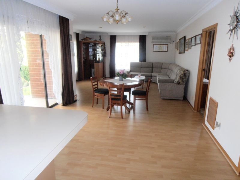 16 DAMPIER COURT, Endeavour Hills VIC 3802