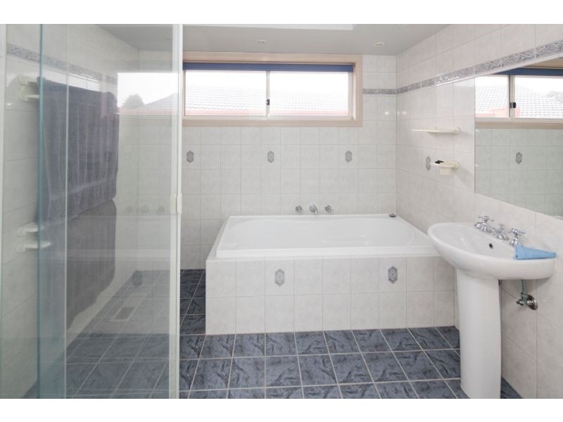 30 LAURISTON DVE, Endeavour Hills VIC 3802