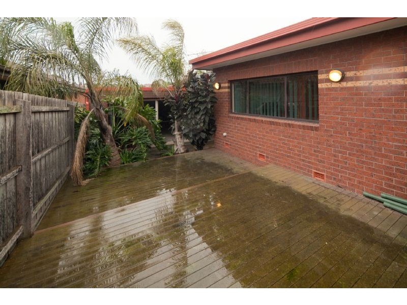 30 LAURISTON DVE, Endeavour Hills VIC 3802