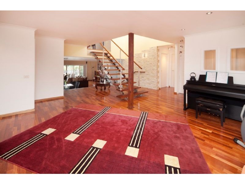 6 AARAN CLOSE, Endeavour Hills VIC 3802