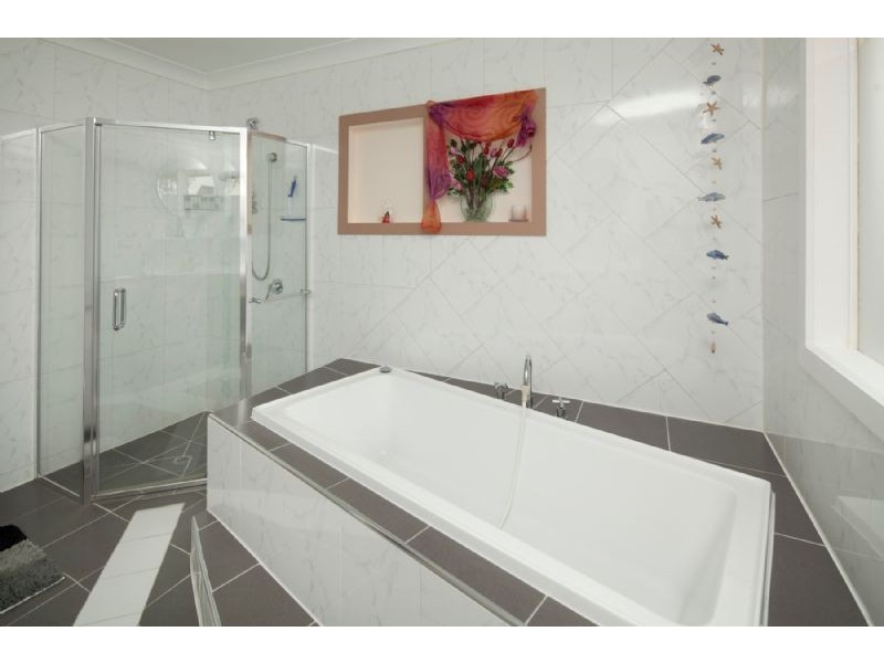 6 AARAN CLOSE, Endeavour Hills VIC 3802