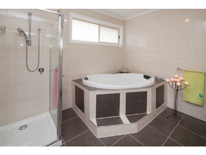 6 AARAN CLOSE, Endeavour Hills VIC 3802