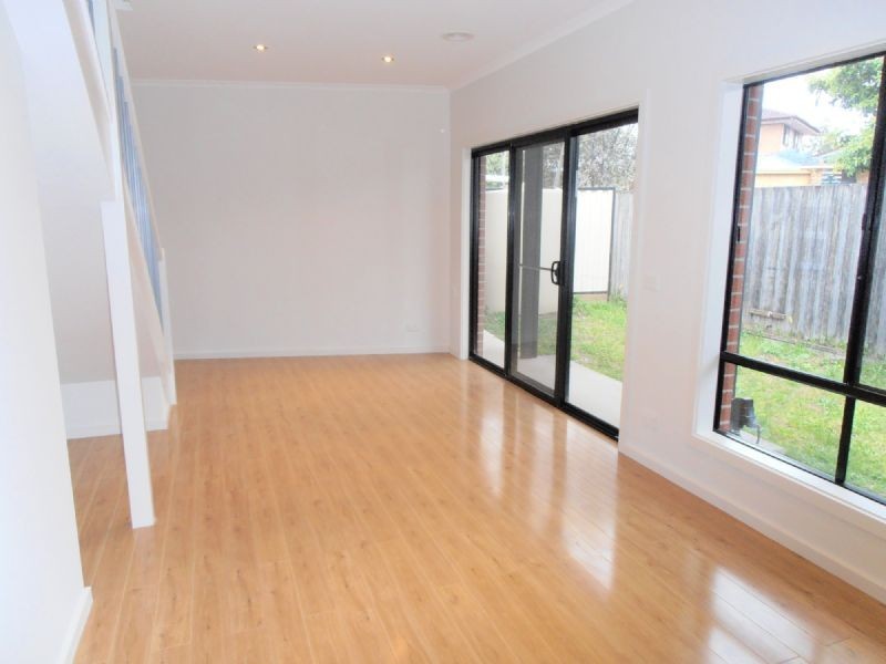 2/33 Booth Crescent, Dandenong North VIC 3175