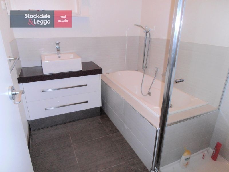 2/33 Booth Crescent, Dandenong North VIC 3175