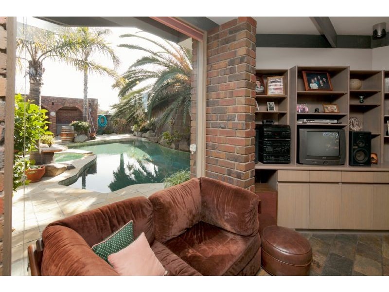 15 Outlook Drive, Dandenong North VIC 3175