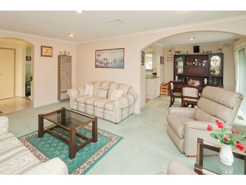 16 Hutchins Ave, Endeavour Hills VIC 3802