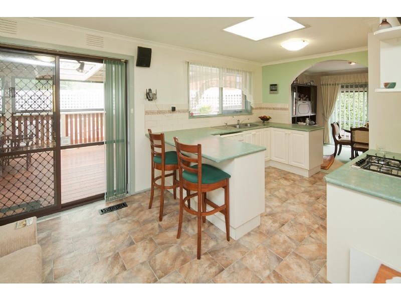 16 Hutchins Ave, Endeavour Hills VIC 3802