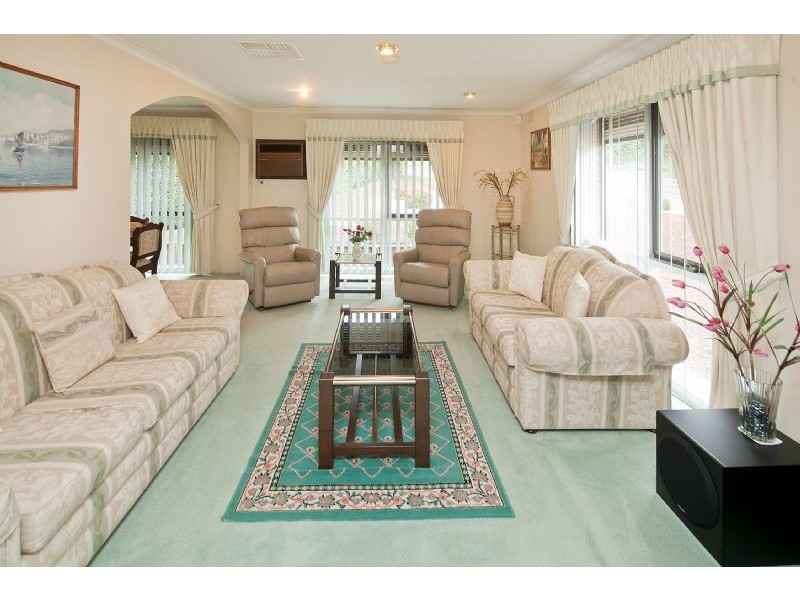 16 Hutchins Ave, Endeavour Hills VIC 3802